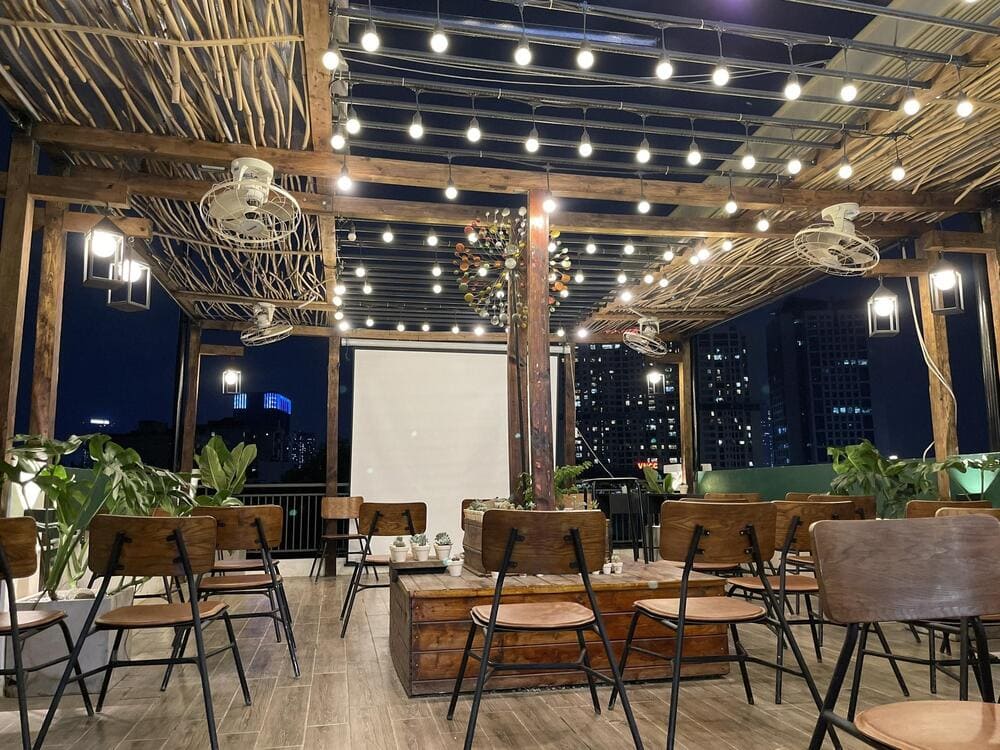 Thiết kế trẻ trung, ph&ugrave; hợp để thư gi&atilde;n v&agrave; chụp những bức ảnh đẹp với background l&agrave; bầu trời v&agrave; th&agrave;nh phố (Nguồn: Skyward Rooftop Coffee)